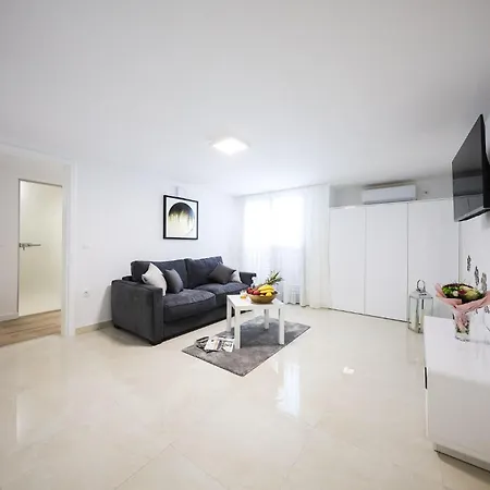 Awesome In With Kitchen شقة
