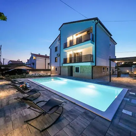 Cozy In With Heated Swimming Pool 아파트 자다르