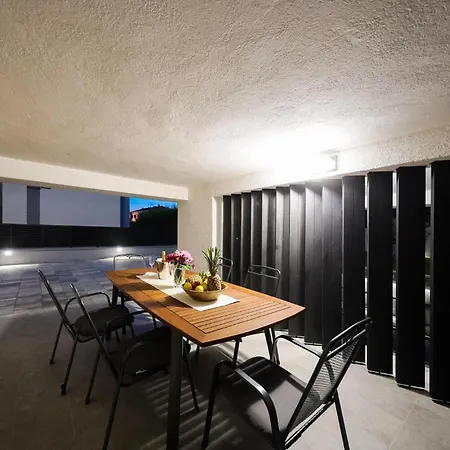 Cozy In With Heated Swimming Pool Zadar